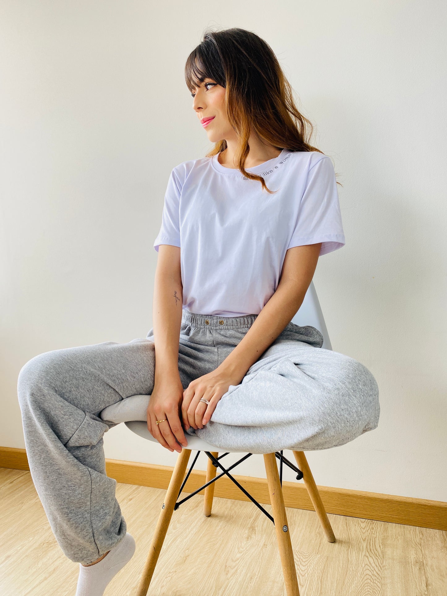Loungewear - Camiseta Blanca - Pantalon Gris - Strong Like A Women