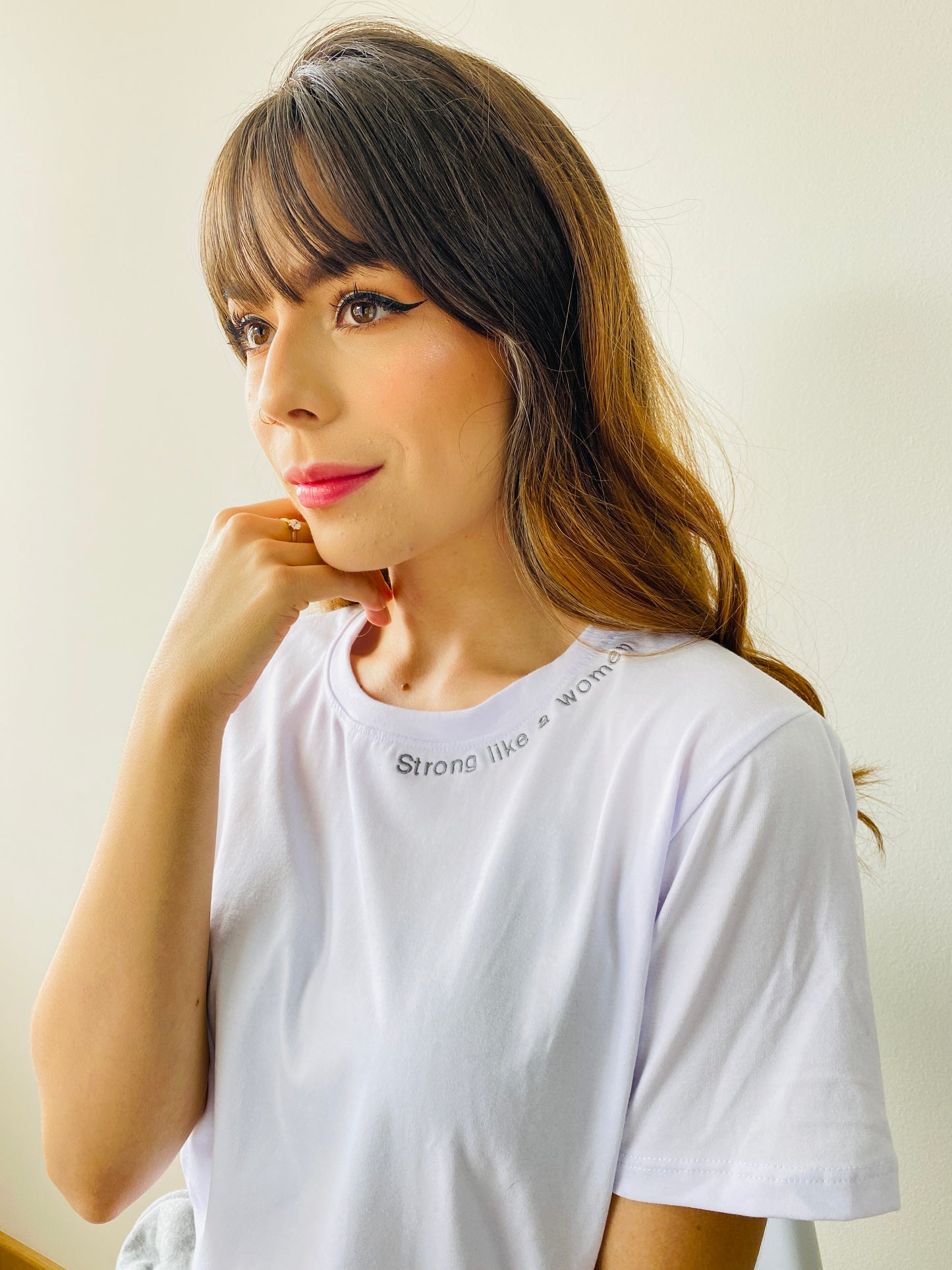 Loungewear - Camiseta Blanca - Pantalon Gris - Strong Like A Women