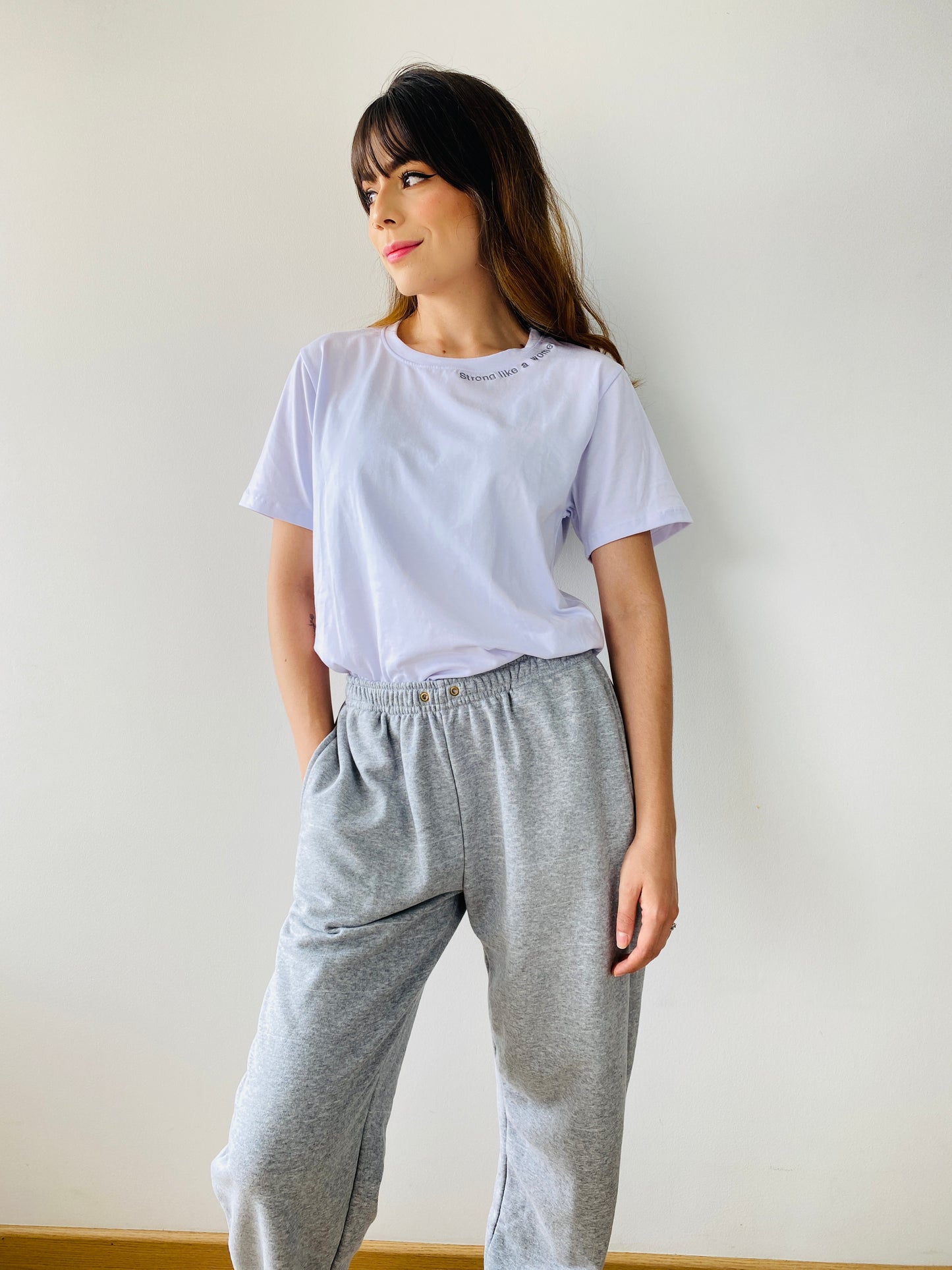 Loungewear - Camiseta Blanca - Pantalon Gris - Strong Like A Women