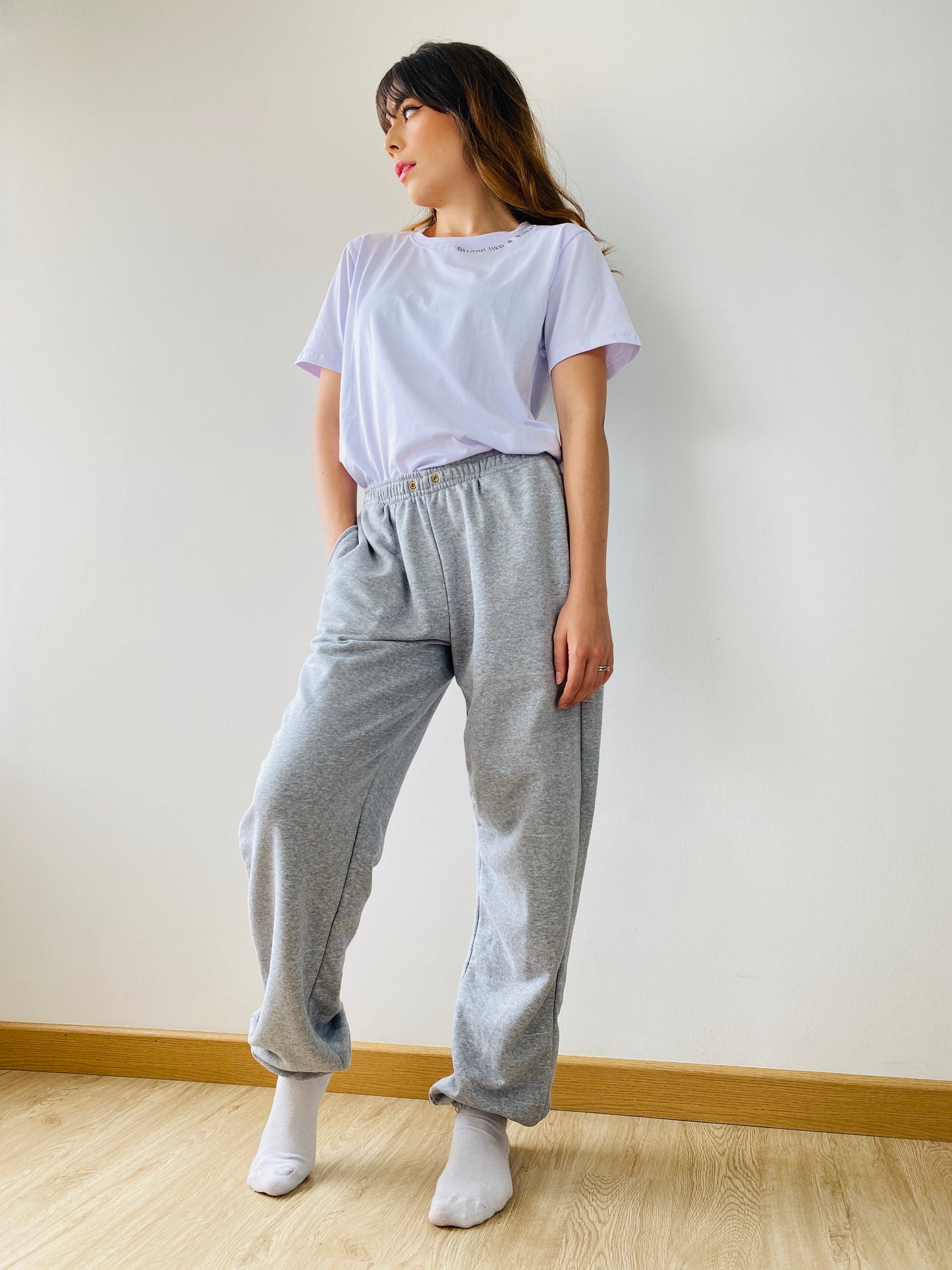 Loungewear - Camiseta Blanca - Pantalon Gris - Strong Like A Women
