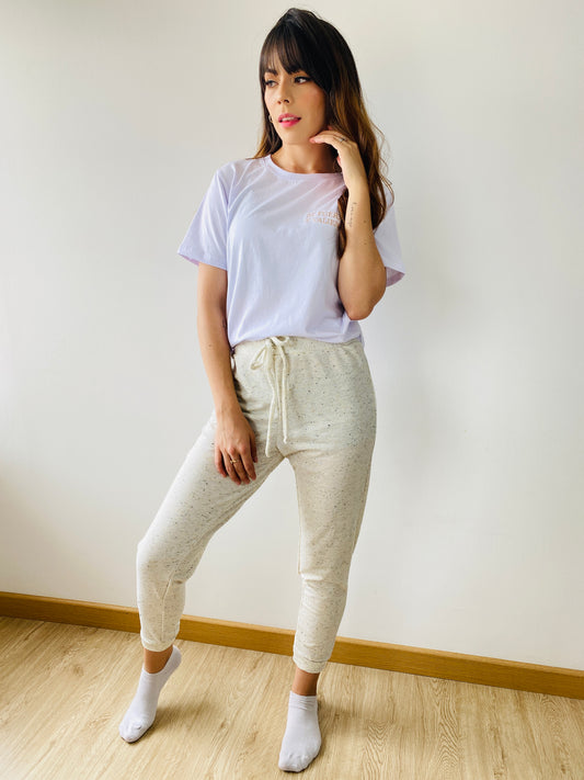 LoungeWear - Pantalón Beige - Camiseta Blanca - Se Fuerte y Valiente
