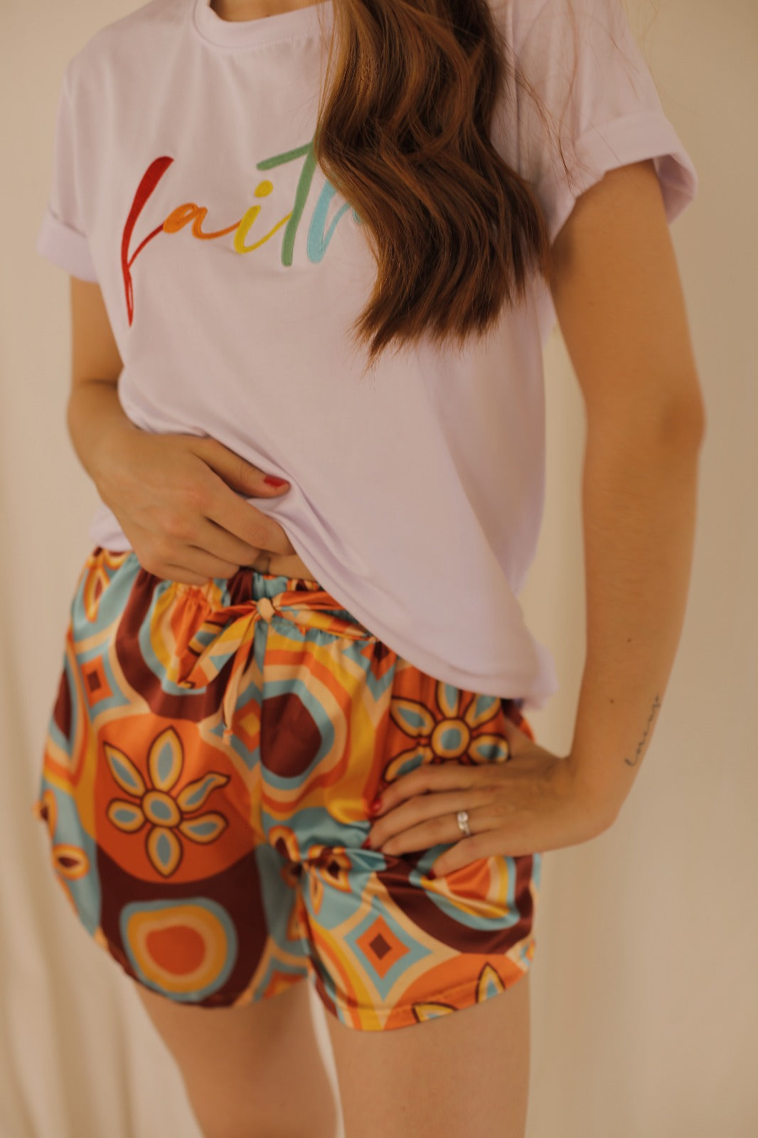 Pijama Camiseta Blanca Faith - Pantalon Corto Colores